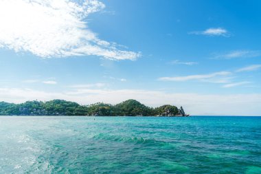 Yazın parlak gökyüzü ve bulutlar 