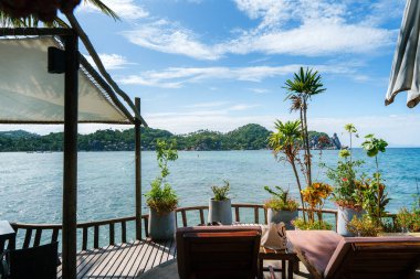 Gün batımında tepeden deniz manzarası, dinlenme ve seyahat