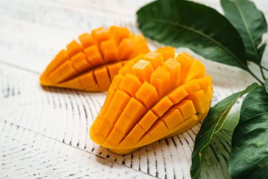 Beyaz ahşap üzerinde taze sarı mango,