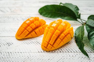 Beyaz ahşap üzerinde taze sarı mango,