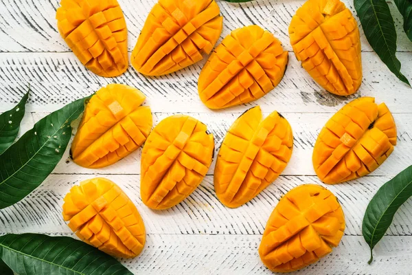 Beyaz ahşap üzerinde taze sarı mango,