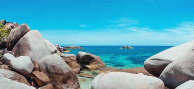 Tropik plaj ve mavi deniz, adada yaz mevsimi..