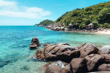 Tropik plaj ve mavi deniz, adada yaz mevsimi..