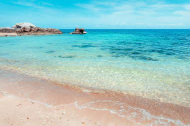 Tropik plaj ve mavi deniz, adada yaz mevsimi..