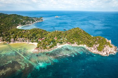 Adanın, denizin, adanın ve yeşil ağaçların yüksek açılı manzarası