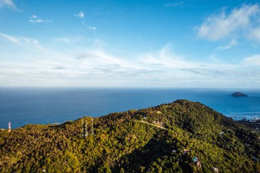 Adanın, denizin, adanın ve yeşil ağaçların yüksek açılı manzarası