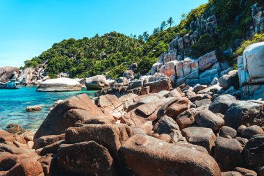 Körfez manzarası ve adadaki kayalar ve Koh Tao 'nun berrak sularındaki kayıklar..