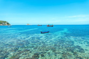 Körfez manzarası ve adadaki kayalar ve Koh Tao 'nun berrak sularındaki kayıklar..