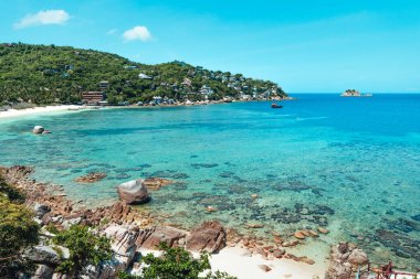 Körfez manzarası ve adadaki kayalar ve Koh Tao 'nun berrak sularındaki kayıklar..
