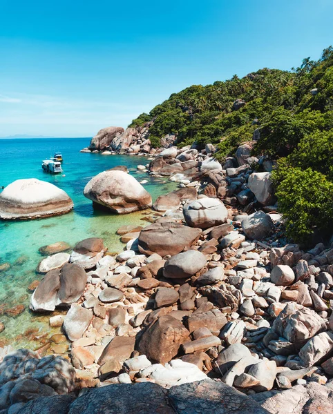 Körfez manzarası ve adadaki kayalar ve Koh Tao 'nun berrak sularındaki kayıklar..