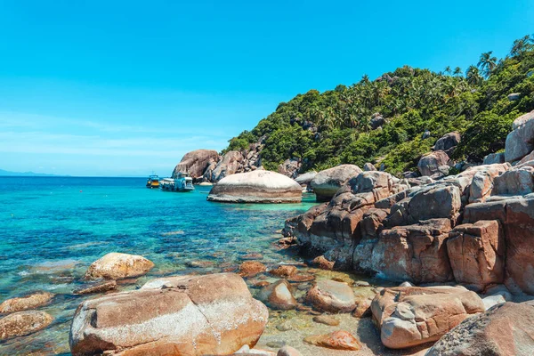 Körfez manzarası ve adadaki kayalar ve Koh Tao 'nun berrak sularındaki kayıklar..