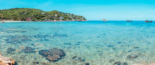 Körfez manzarası ve adadaki kayalar ve Koh Tao 'nun berrak sularındaki kayıklar..