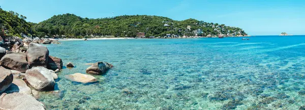 Körfez manzarası ve adadaki kayalar ve Koh Tao 'nun berrak sularındaki kayıklar..