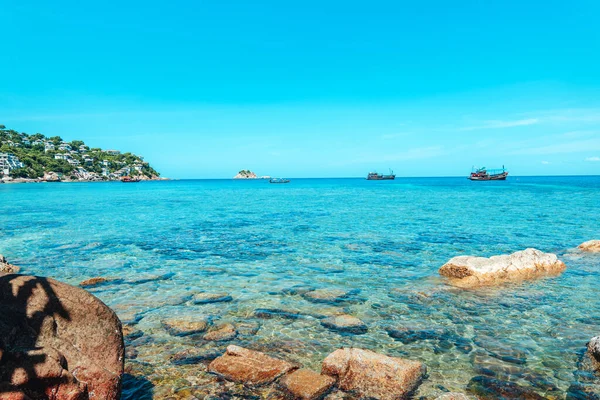 Körfez manzarası ve adadaki kayalar ve Koh Tao 'nun berrak sularındaki kayıklar..