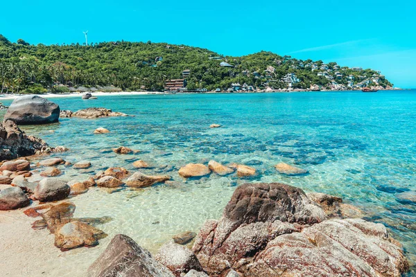 Körfez manzarası ve adadaki kayalar ve Koh Tao 'nun berrak sularındaki kayıklar..