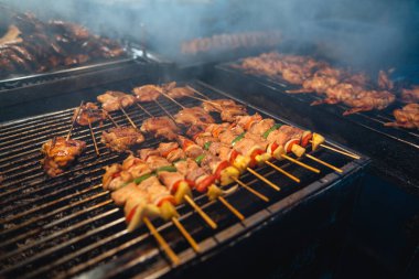 Barbekü ve tavuk şişleri yol kenarındaki ızgarada kızartılıyor..