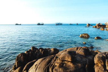 Adada gün batımı, tekne ve gün batımı.