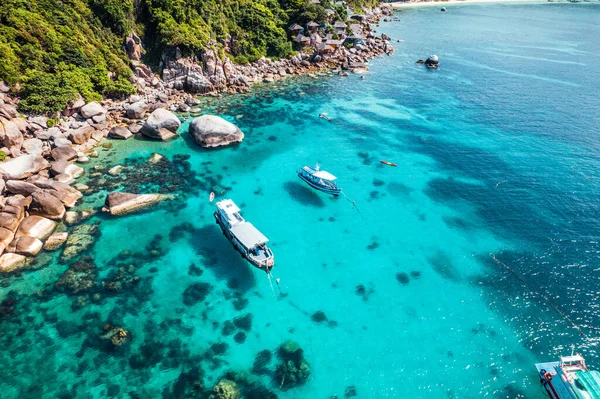 Tekneler ve kristal berrak sular Koh Tao 'daki körfez dalış alanında yukarıdan geliyor..