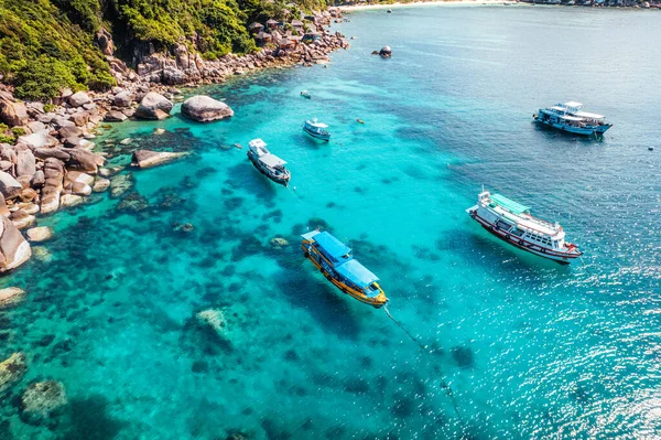 Tekneler ve kristal berrak sular Koh Tao 'daki körfez dalış alanında yukarıdan geliyor..