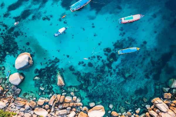 Båtar Och Kristallklart Vatten Vid Bay Dive Site Koh Tao — Stockfoto