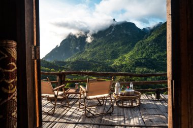 Balkon ve dağ manzaralı ev sahibi Chiang Dao.