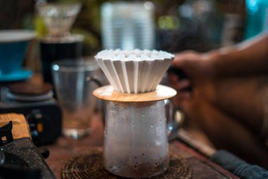Drip kahve, barista kahve zeminine filtreyle su dökmek, el yapımı kahveyi kapamak. 
