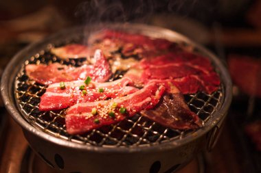 Kömür ızgarasında ızgara wagyu bifteği, Japon barbekü kızartma makinesi.