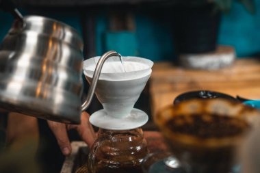 Ellerinizi yakın tutun, kahveciler kahve yapar, kahveleri döker.