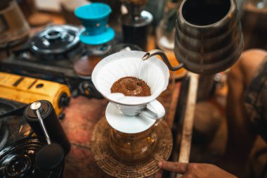 Ellerinizi yakın tutun, kahveciler kahve yapar, kahveleri döker.