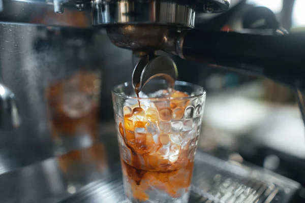 Крупный План Руки Бариста Сделать Кофе Кофе Машины — стоковое фото