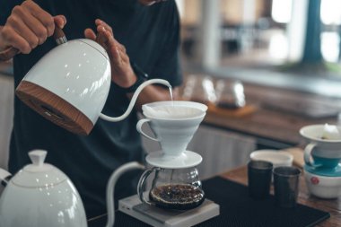 Kahve demlerken yakın çekim.