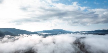 Dağlı sis ve sabahları aydınlık, yüksek açıdan.