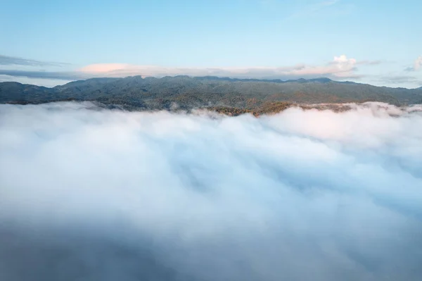 Niebla Con Montañas Luz Por Mañana Desde Ángulo Alto — Foto de Stock
