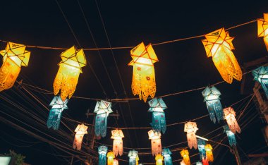 Pai Maehongson 'da Yi Peng Festivali, Pai Walking Caddesi' nde gökyüzünde
