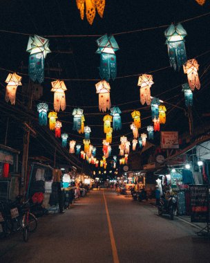 Pai Maehongson 'da Yi Peng Festivali, Pai Walking Caddesi' nde gökyüzünde