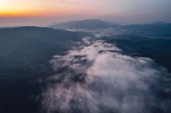 Vue Panoramique Sur Les Montagnes Brouillard Matinal Les Nuages Dans — Photo