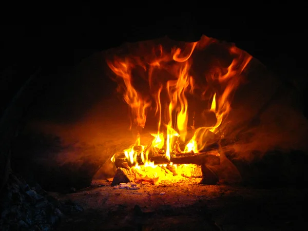 Queima de madeira de fogo no forno — Fotografia de Stock