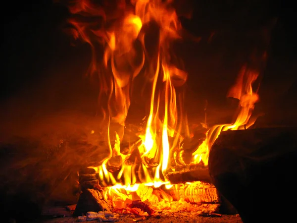 Queima de madeira de fogo no forno — Fotografia de Stock