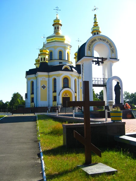 Hermosa iglesia y cruz — Foto de Stock