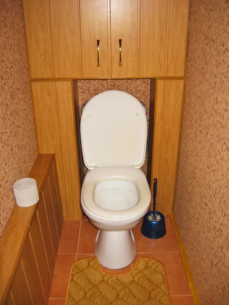 Weiße Toilettenschüssel in brauner Toilette — Stockfoto