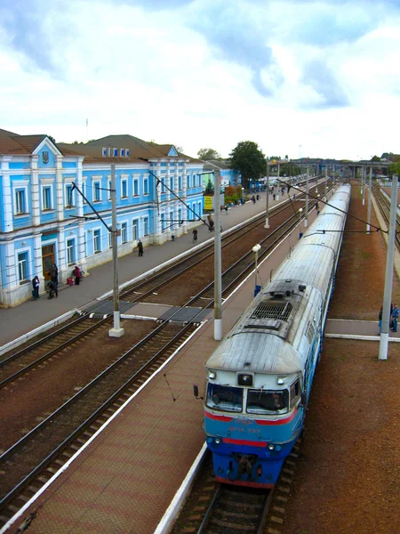 Vista para a estação ferroviária e trem — Fotografia de Stock