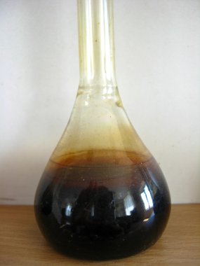 bir şişesi petrol örneği