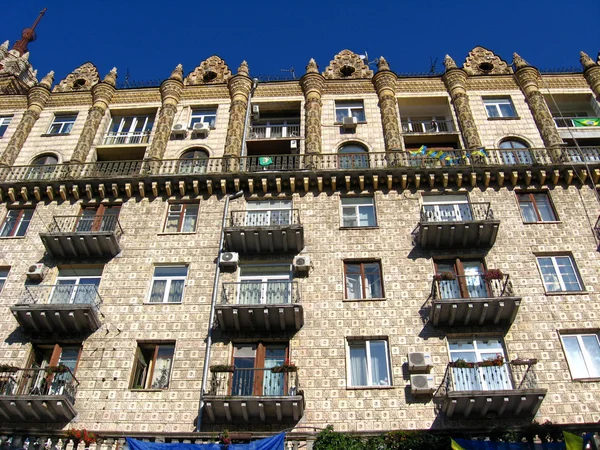 Conjunto arquitetônico de grande edifício — Fotografia de Stock