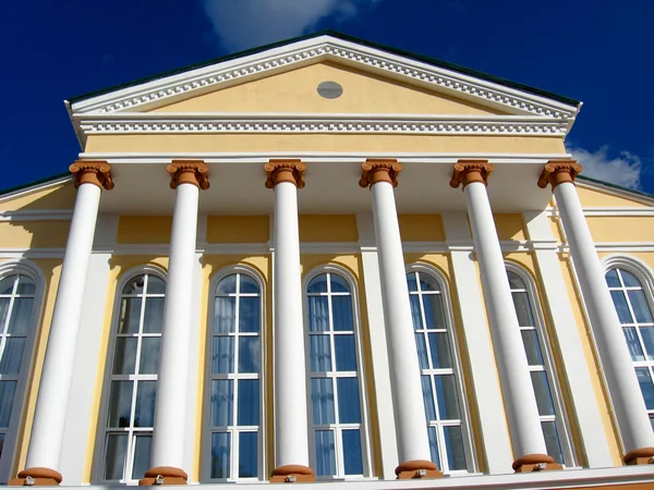 Gran edificio con columnas blancas — Foto de Stock