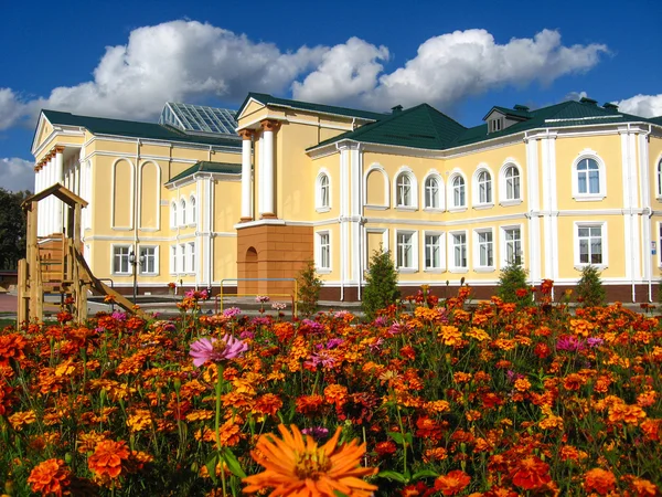 꽃의 배경에 아름 다운 학교 — 스톡 사진