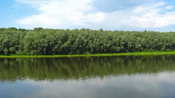 Piękny krajobraz z rzeką — Zdjęcie stockowe