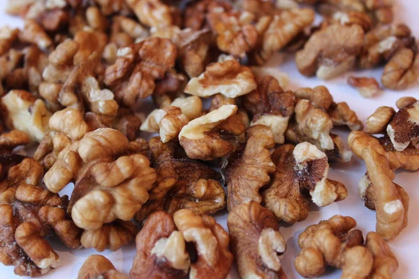 Купа стиглих насіння волоських горіхів — стокове фото