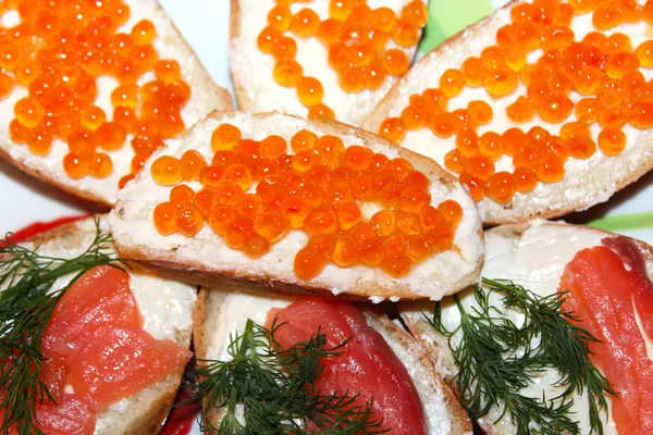 Sándwiches con caviar rojo y pescado rojo — Foto de Stock