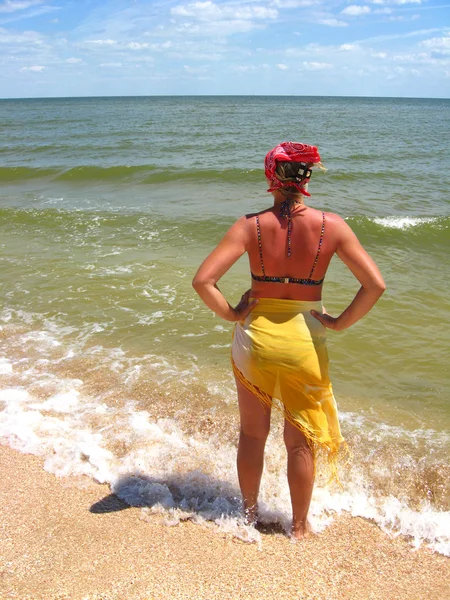 A menina de pé no litoral — Fotografia de Stock