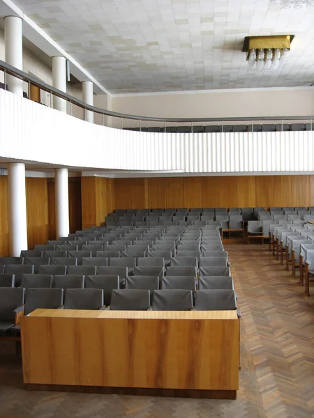 Konferenční místnost s tmavými židlemi — Stock fotografie